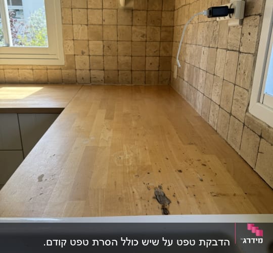 משטח עבודה במטבח עם אריחים על הקיר